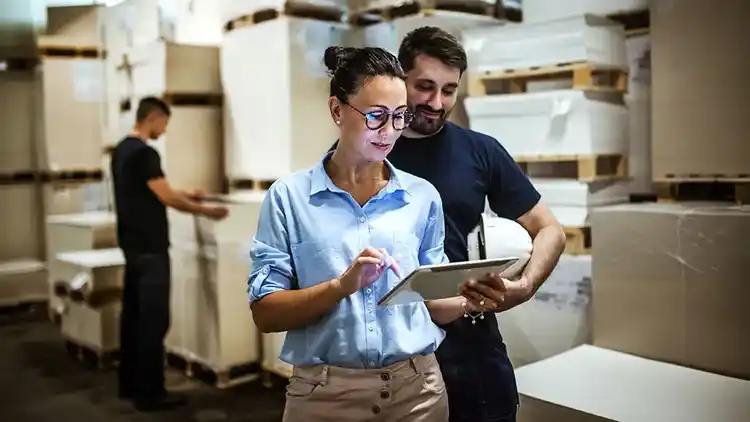 Imprenditrice che guarda un dispositivo mobile