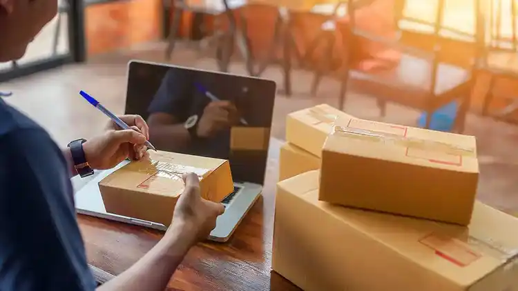 Cliente comercial de UPS escribiendo en el paquete